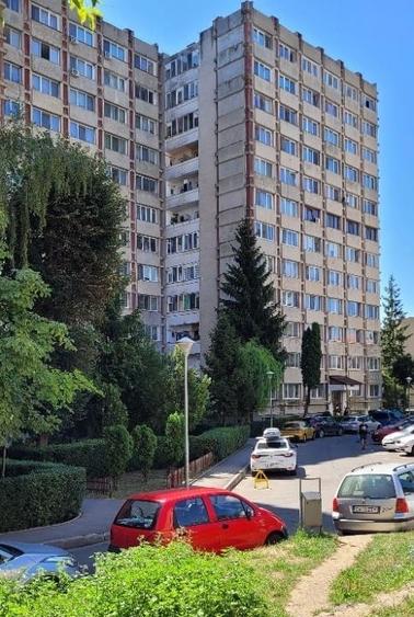 Apartament cu 3 camere semidecomandat în Simeria