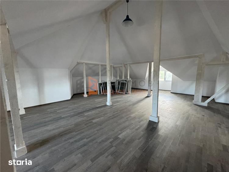 Casă cu 6 camere decomandat cu Teren 702 Mp în Vadu Pașii