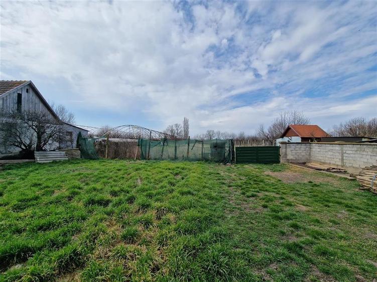 Casă cu 2 camere cu Teren 1114 Mp în Borș