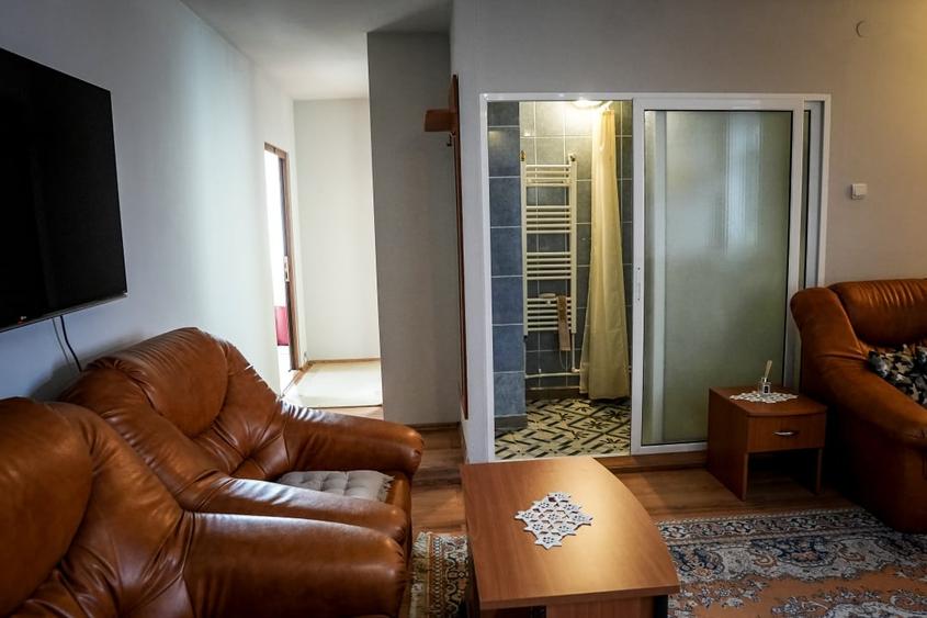 Casă individuală cu 11 camere cu Canalizare în Moieciu de Jos