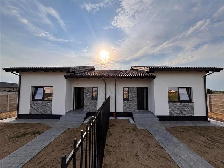 Duplex cu 3 camere cu Canalizare în Moșnița Nouă
