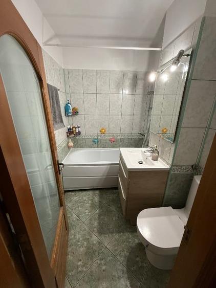 Apartament cu 3 camere decomandat, mobilat în Tei