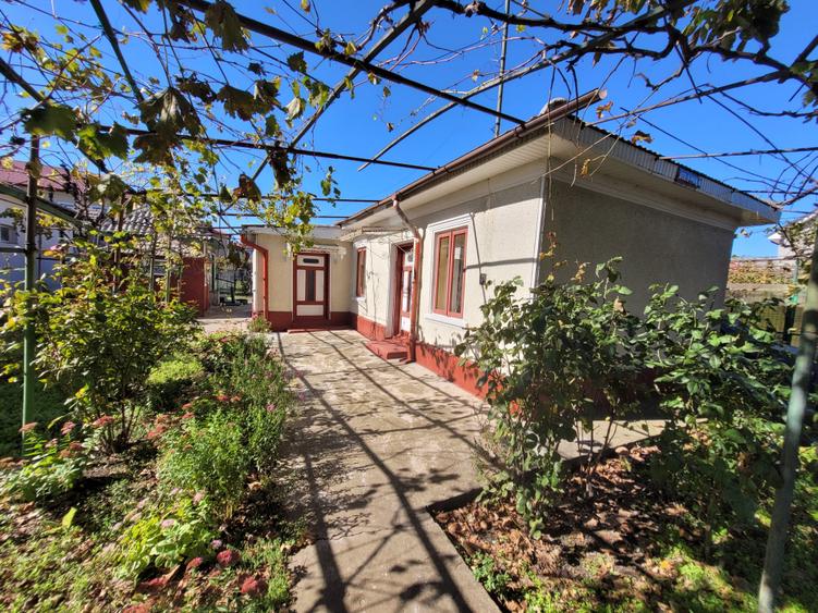 Casă individuală cu 3 camere cu Canalizare în Central