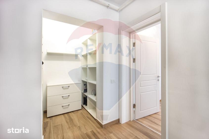 Apartament cu 3 camere decomandat în Cristian