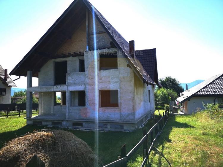 Casă individuală cu 6 camere cu Teren 800 Mp în Alexandru cel Bun