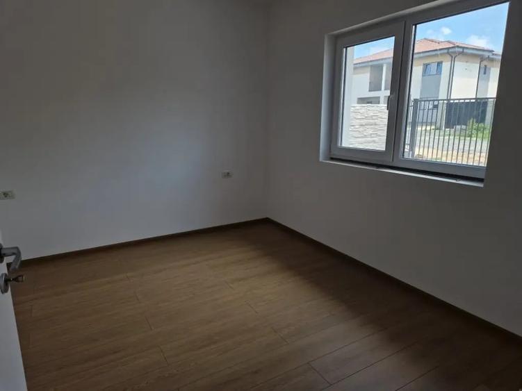 Casă cu 3 camere cu Teren 300 Mp în Moșnița Nouă