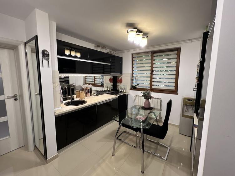 Apartament cu 3 camere semidecomandat, mobilat în Timpuri Noi