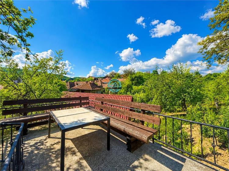 Duplex cu 9 camere cu Canalizare în Central