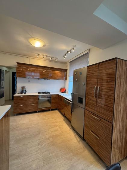 Apartament cu 4 camere decomandat, mobilat în Central