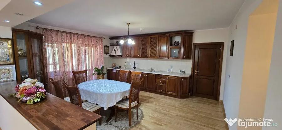 Casă cu 5 camere cu Teren 860 Mp în Central