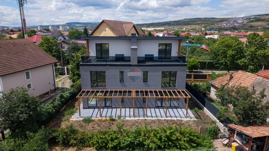 Casă cu 5 camere cu Teren 250 Mp în Mărăști