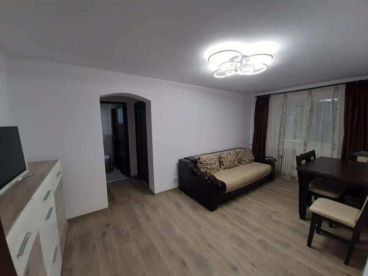 Apartament cu 2 camere semidecomandat în Podu Roș