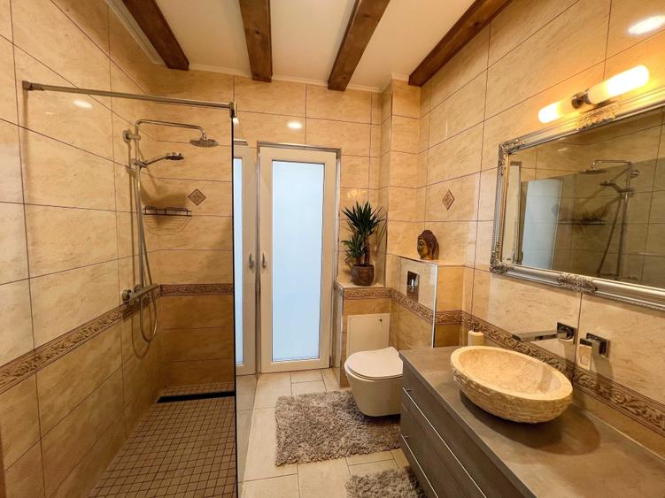 Apartament cu 4 camere decomandat în Central