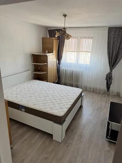 Apartament cu 3 camere nedecomandat, mobilat în Podu Roș