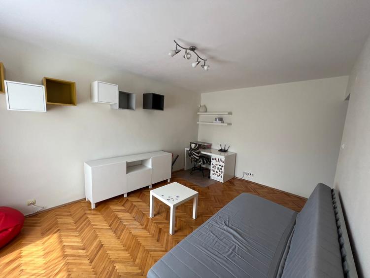 Apartament cu 3 camere decomandat, mobilat în Soarelui