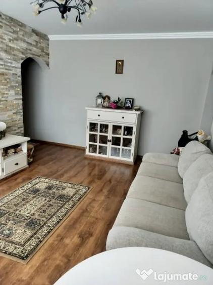 Apartament cu 3 camere semidecomandat în Craiovița Nouă
