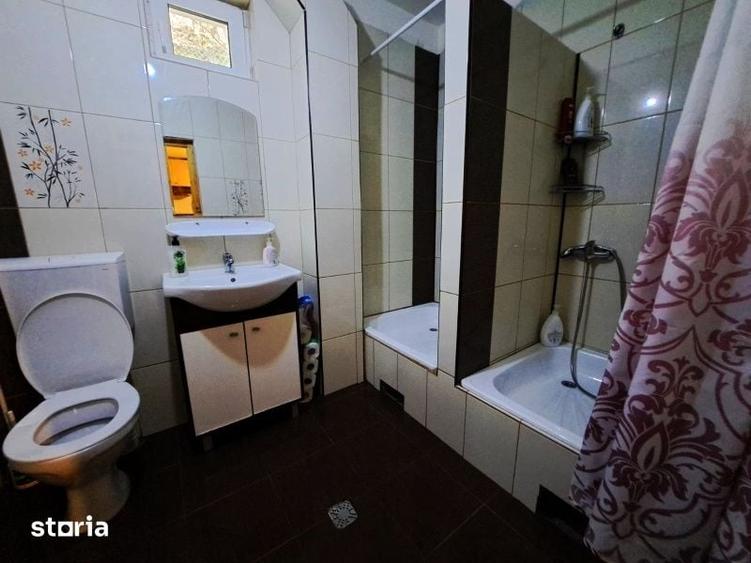 Casă cu 10 camere cu Teren 1500 Mp în Vale