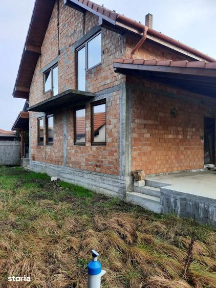 Casă cu 5 camere cu Teren 500 Mp în Păulești