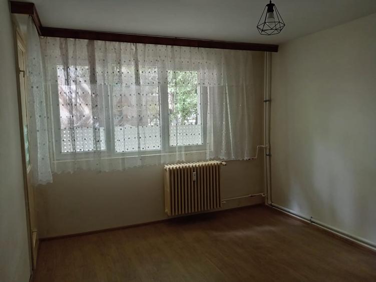 Apartament cu 3 camere semidecomandat în Berceni