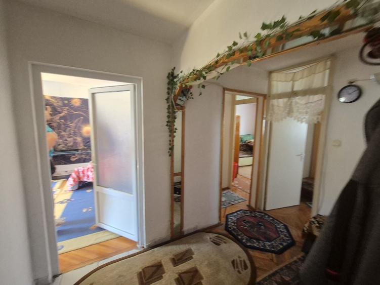 Apartament cu 4 camere decomandat în Central