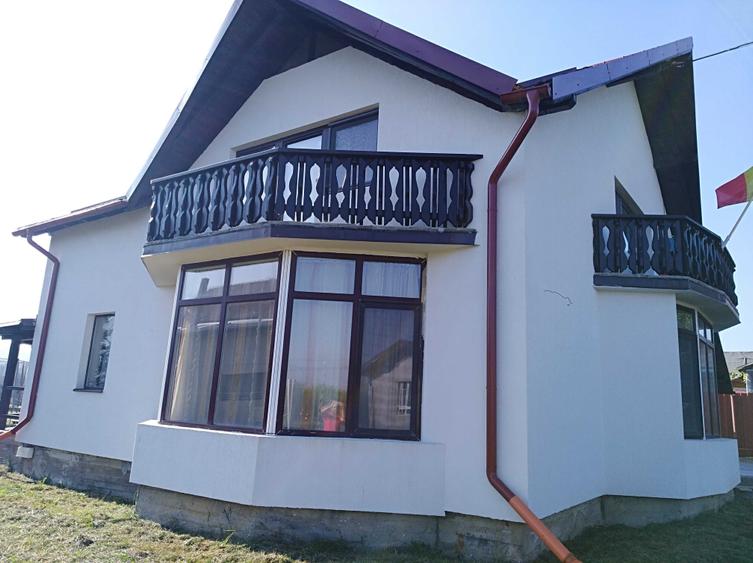 Casă cu 4 camere cu Teren 1800 Mp în Central