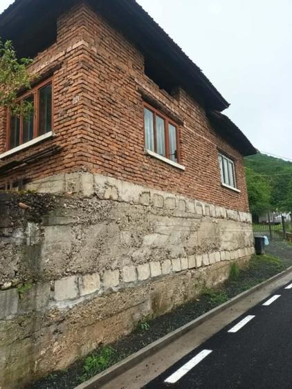 Casă individuală cu 2 camere cu Teren 850 Mp în Vețel