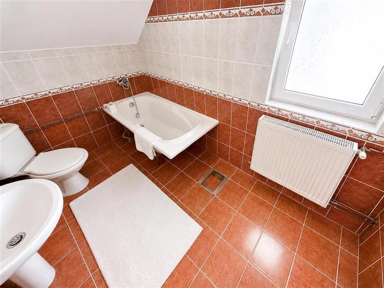 Casă individuală cu 6 camere cu Canalizare în Stupini