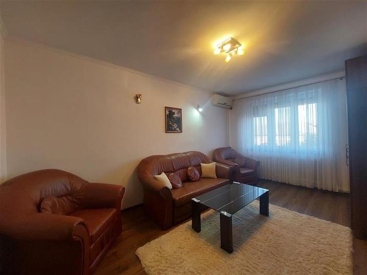 Apartament cu 3 camere decomandat, mobilat în Sud