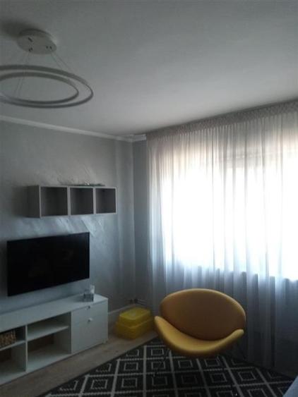 Apartament cu 3 camere semidecomandat, mobilat în 9 Mai