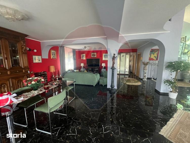 Casă cu 7 camere cu Teren 983 Mp în Garoafa