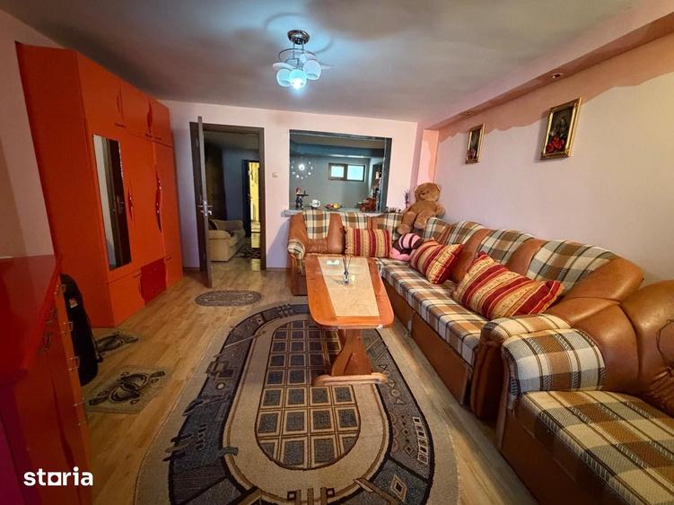 Casă cu 10 camere cu Teren 800 Mp în Costești