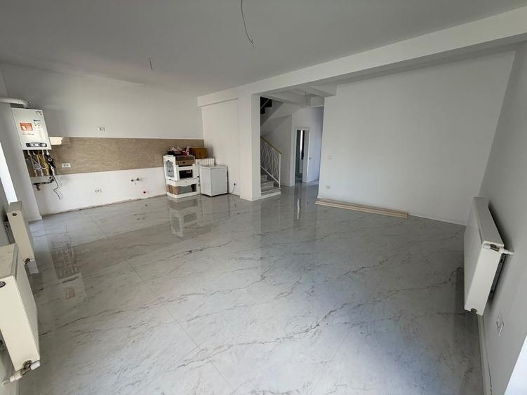 Casă individuală cu 4 camere cu Canalizare în Dobroești