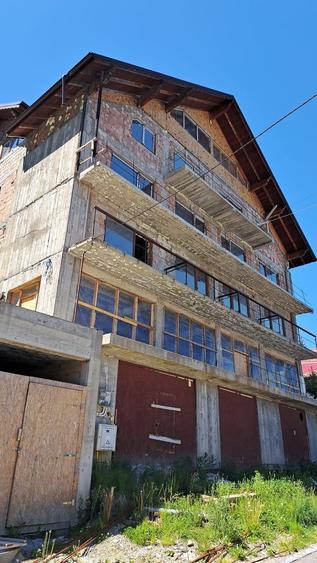 Casă individuală cu 11 camere cu Canalizare în Vest