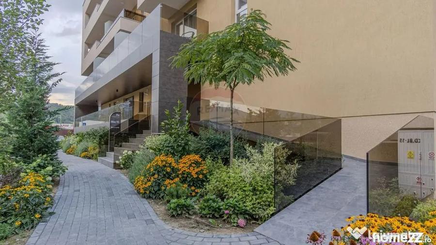 Apartament cu 9 camere decomandat în Astra