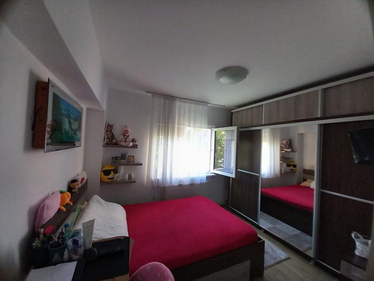 Apartament cu 2 camere decomandat în Tractorul