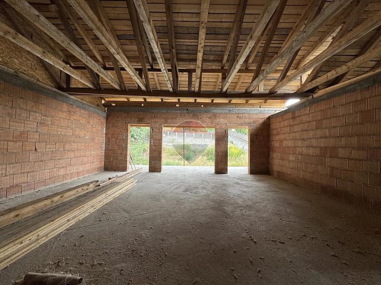 Casă cu 6 camere cu Teren 599 Mp în Vitrometan