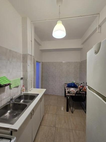 Apartament cu 3 camere decomandat în Calea Victoriei