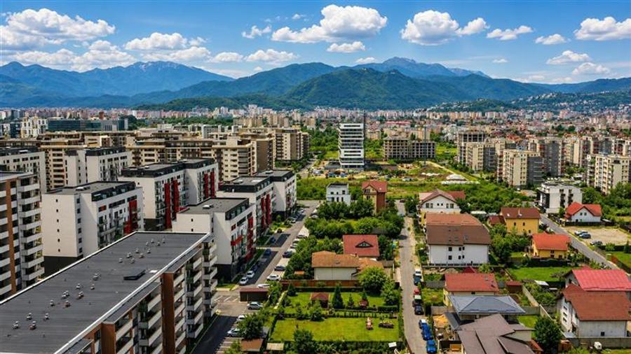Teren Construcții intravilan de 10000 mp, în Tractorul