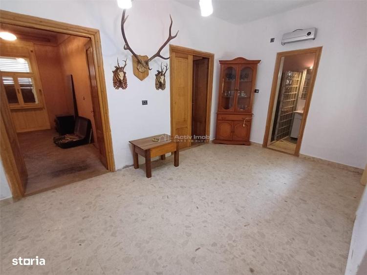 Casă cu 4 camere în Moldova Veche