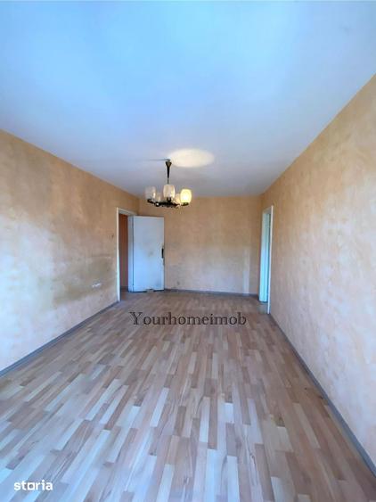Apartament cu 3 camere semidecomandat în Craiovița Nouă