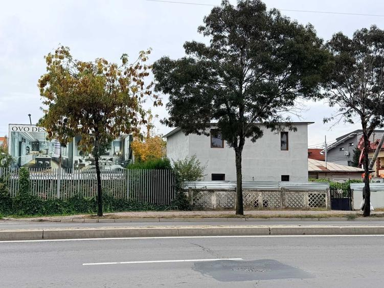 Casă cu 4 camere cu Teren 250 Mp în Central