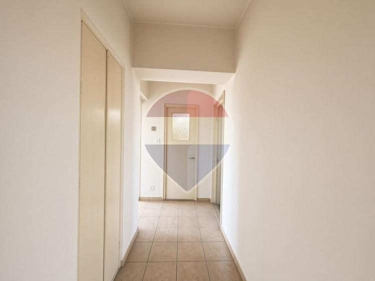 Apartament cu 3 camere decomandat în Trocadero