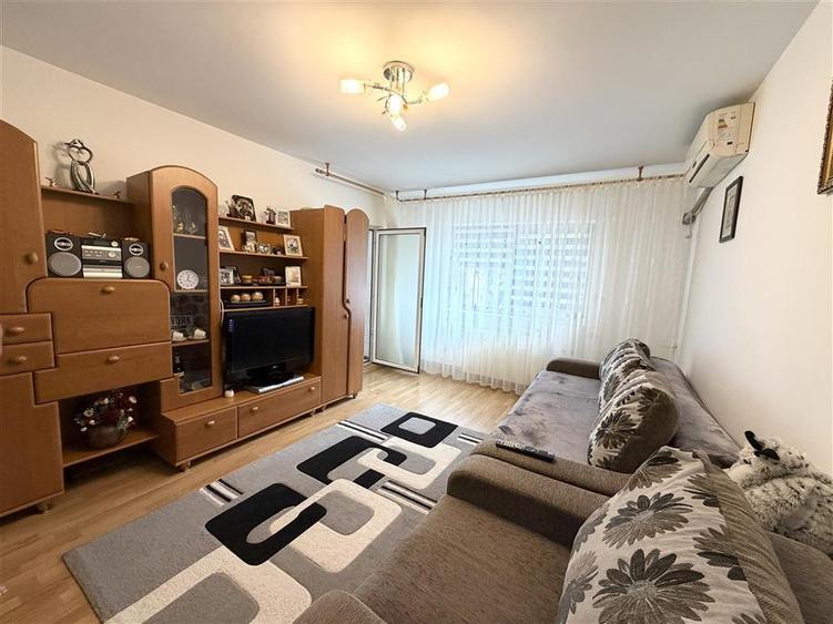 Apartament cu 2 camere decomandat în Nicolina