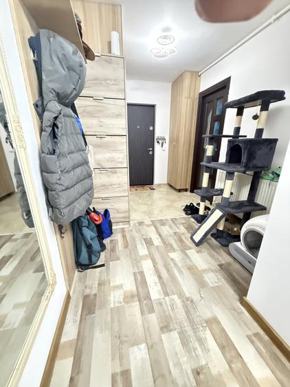 Apartament cu 3 camere semidecomandat, mobilat în Iris