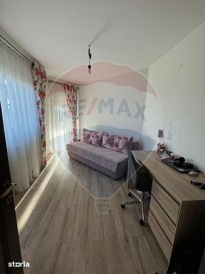 Casă cu 5 camere cu Teren 946 Mp în Golești