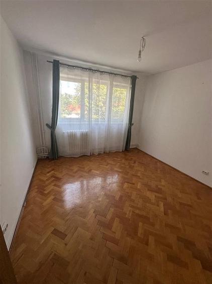 Apartament cu 3 camere semidecomandat în Spitalul Județean