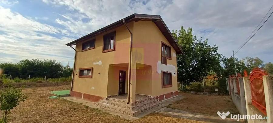 Casă cu 4 camere cu Teren 500 Mp în Săbăreni