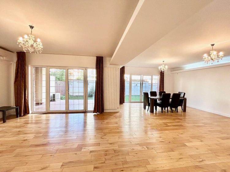 Duplex cu 8 camere cu Canalizare în Iancu Nicolae