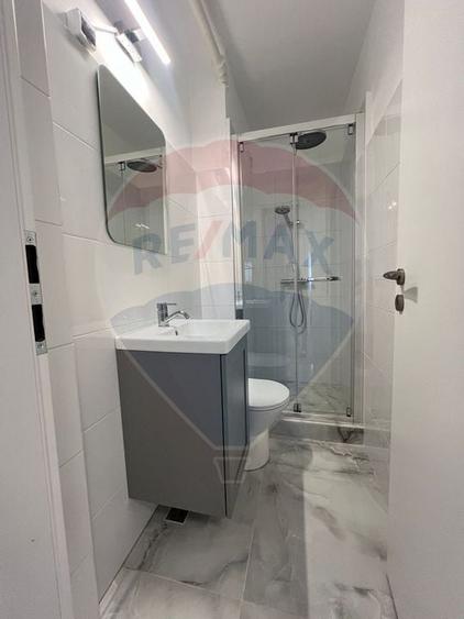 Apartament cu 4 camere decomandat, mobilat în Polivalentă