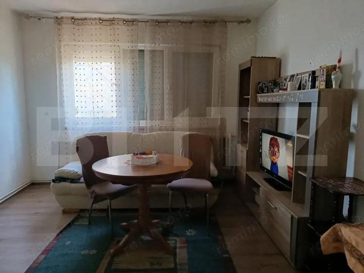 Apartament cu 3 camere semidecomandat în 14 Mai